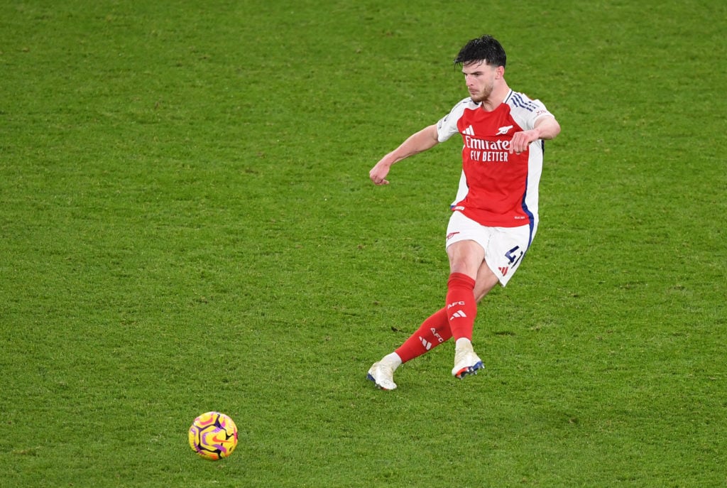 Declan Rice of Arsenal controls the ball during the Premier League match between Arsenal FC and Manchester United FC at Emirates Stadium on Decembe...