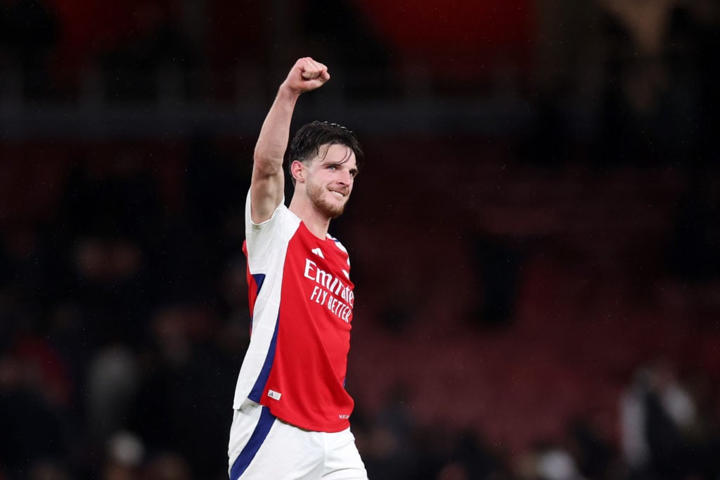 Declan Rice of Arsenal celebrates victory as he acknowledges the fans after the Premier League match between Arsenal FC and Manchester United FC at Emirates Stadium on December 04, 2024