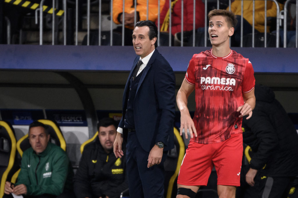Villarreal's Spanish coach Unai Emery (L) reacts next to Villarreal's Argentinian defender Juan Foyth during the UEFA Champions League group F foot...