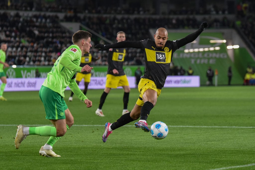 Donyell Malen du Borussia Dortmund en action sous la pression de Kilian Fischer du VfL Wolfsburg lors du match de Bundesliga entre le VfL Wolfsburg et le Bor...