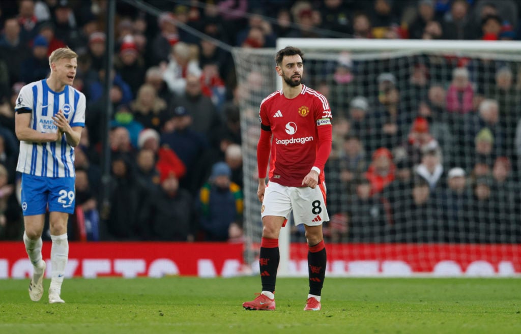 Bruno Fernandes de Manchester United semble abattu lors du match de Premier League entre le Manchester United FC et le Brighton & Hove Albion FC...