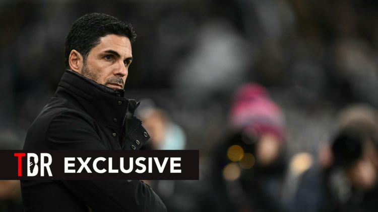 Mikel Arteta looks on, concerned.