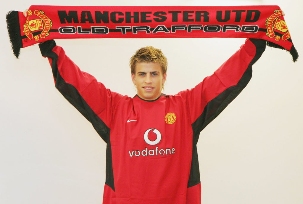 Gerard Pique signs for Manchester United