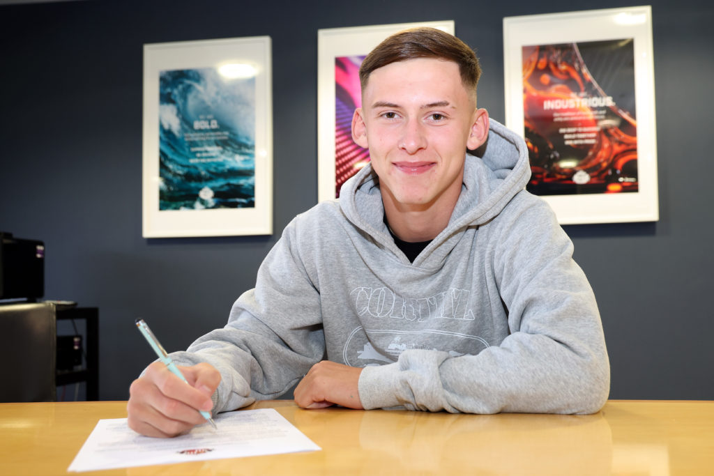 Chris Rigg Signs His First Professional Contract at Sunderland
