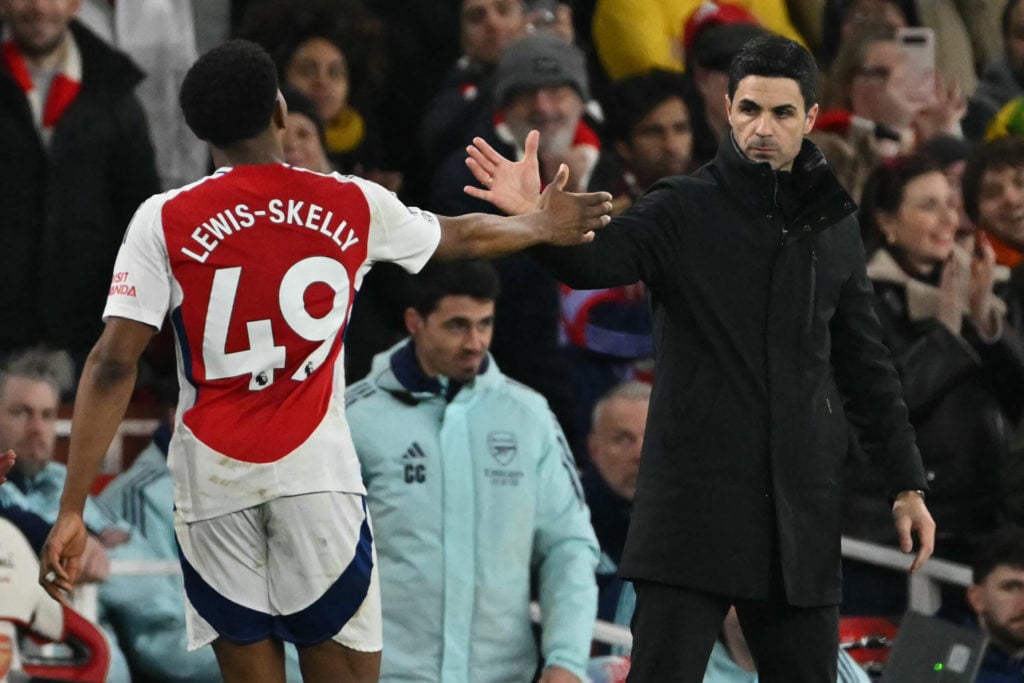 Mikel Arteta shakes hands with Myles Lewis-Skelly after substituting him during an Arsenal game