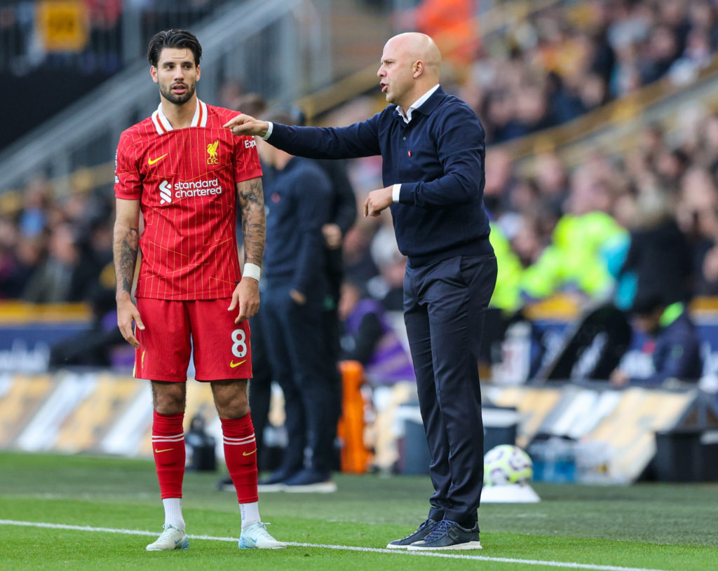 Arne Slot speaking to Dominik Szoboszlai during a Liverpool match.