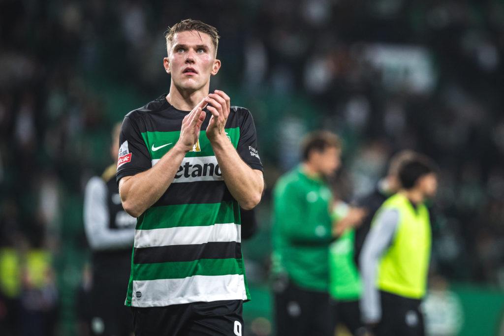 Viktor Gyokeres of Sporting CP thanks the fans at the end of