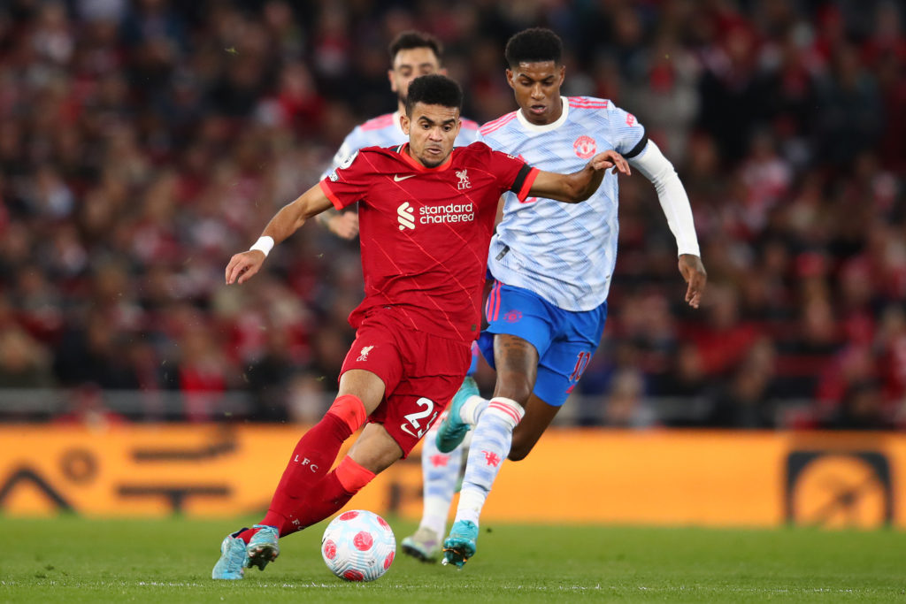 Luis Diaz drives with the ball with Rashford chasing him during Liverpool vs Man United.