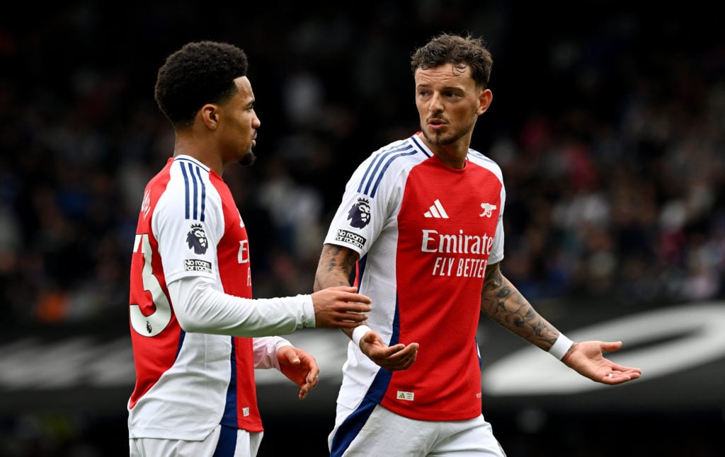Ben White talks to Ethan Nwaneri during an Arsenal match.