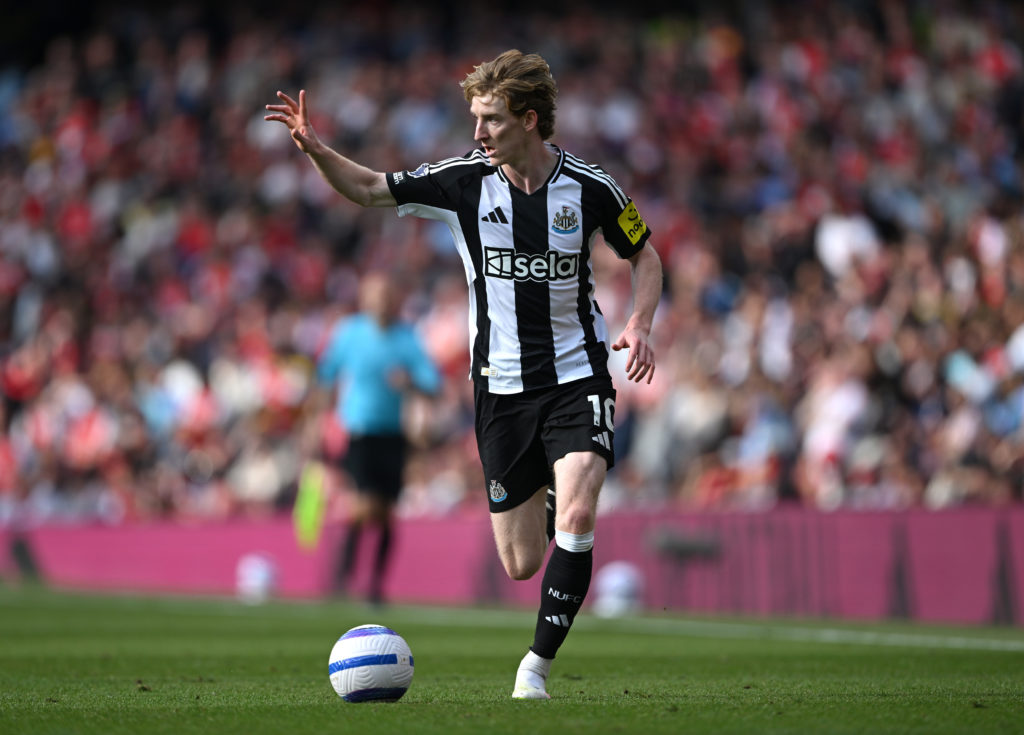 Anthony Gordon in action for Newcastle against Arsenal.