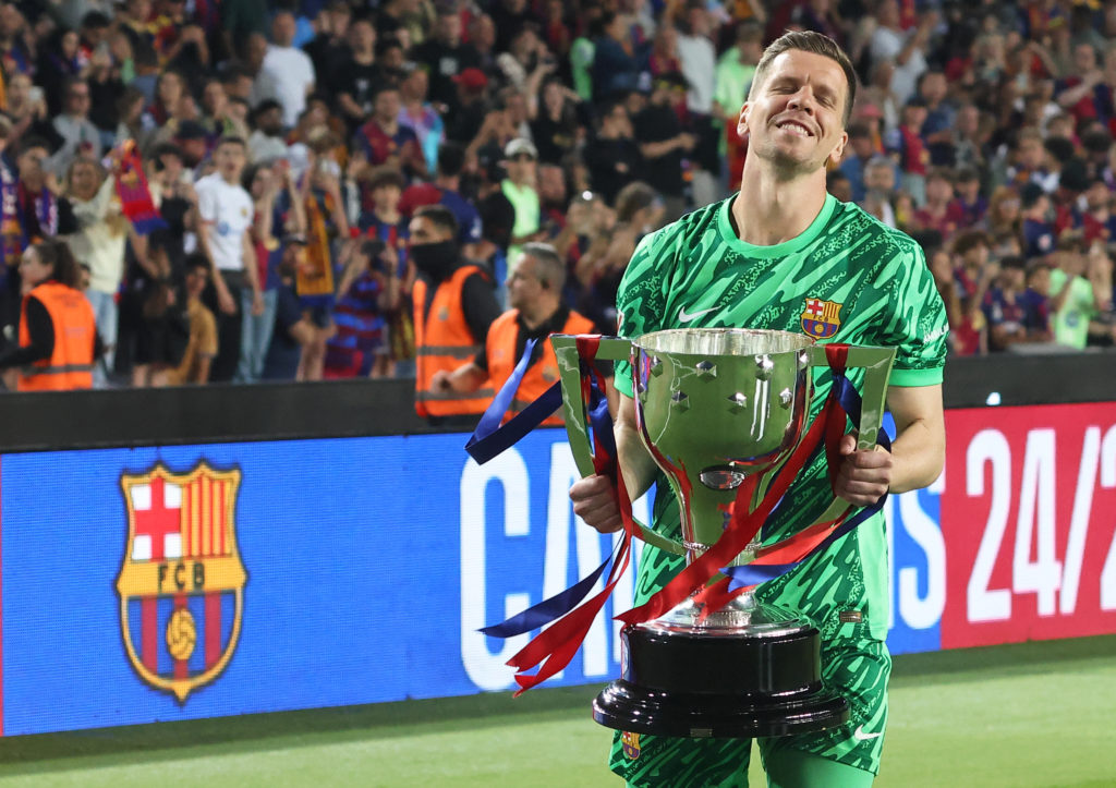 Wojciech Szczesny celebrating with the league championship after winning it with Barcelona