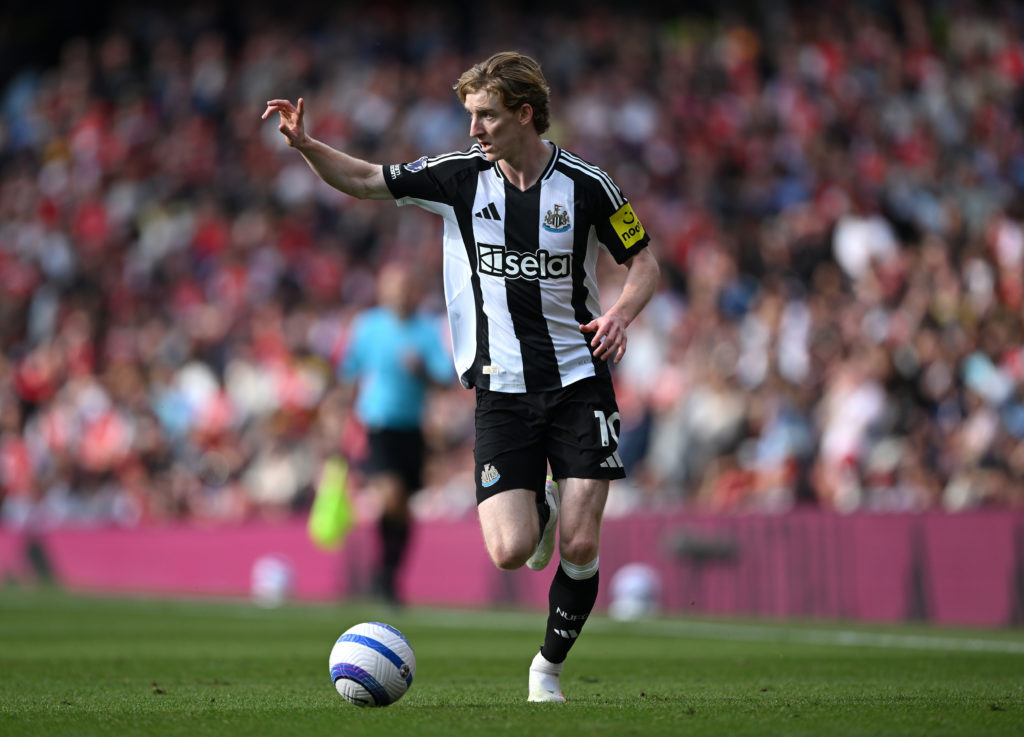 Anthony Gordon in action for Newcastle vs Arsenal