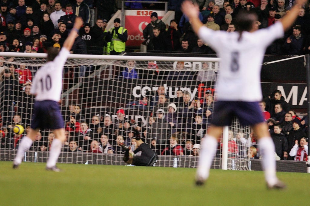Pedro Mendes scores disallowed goal vs Manchester United in 2005