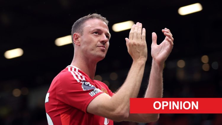 Image of Jonny Evans applauding United fans