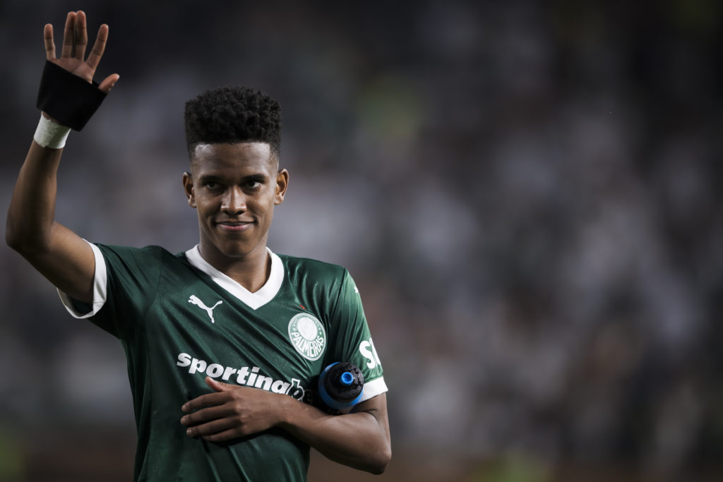 Estevao Willian of SE Palmeiras gestures at the crowd