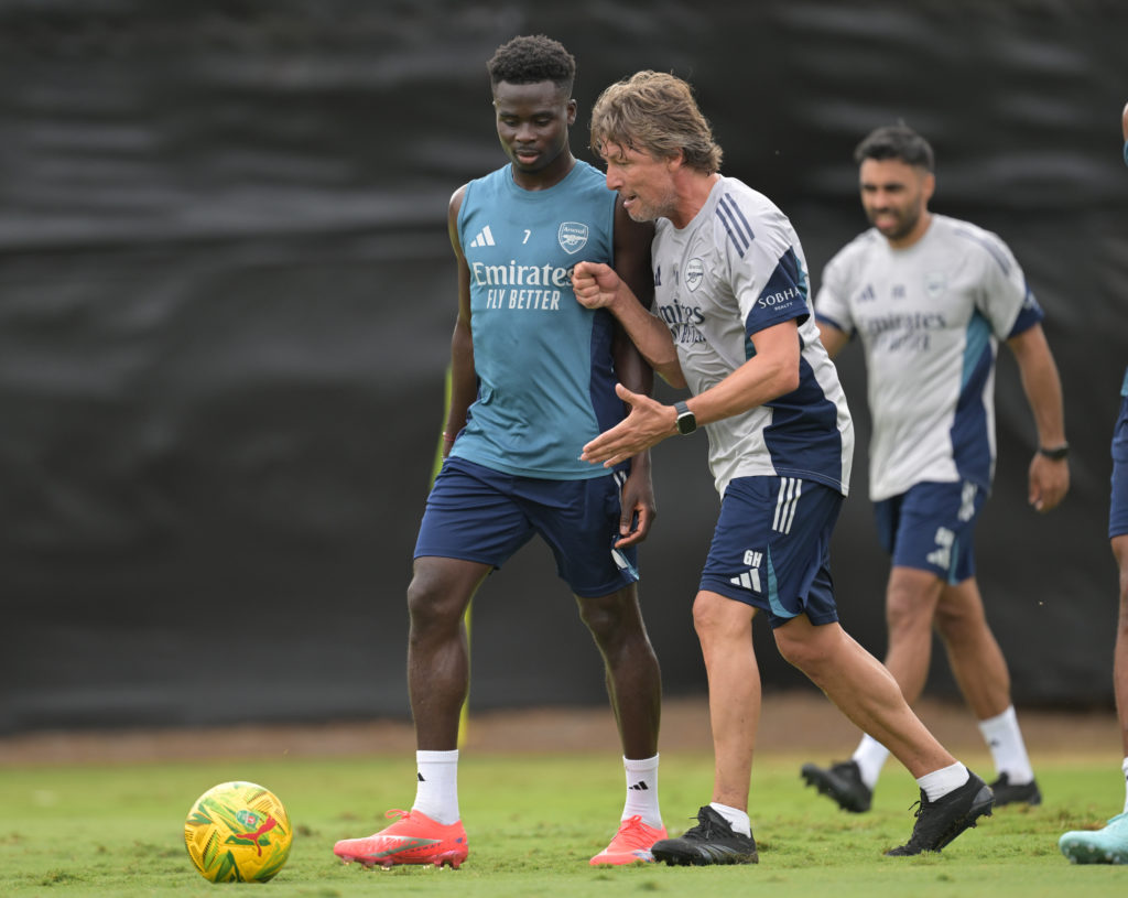 Gabriel Heinze talks to Bukayo Saka in Arsenal training.