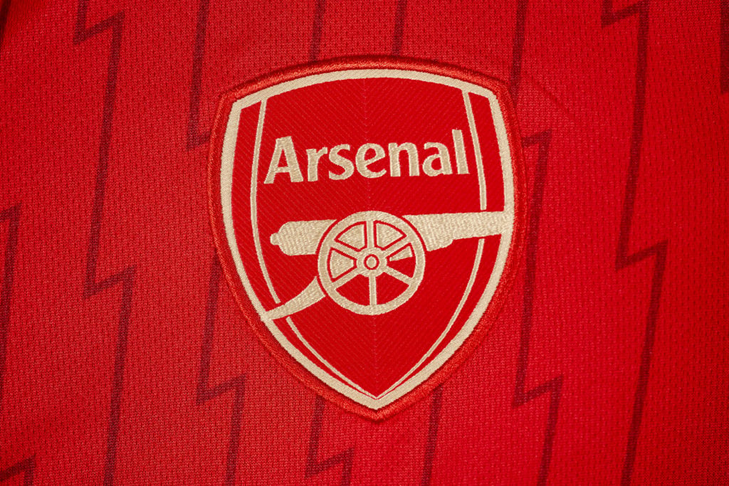 A closeup shot of the Arsenal badge on their home kit