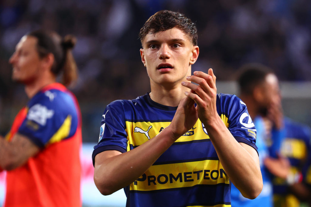 Giovanni Leoni applauds Parma fans against Internazionale
