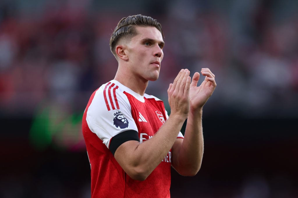 Viktor Gyokeres applauds Arsenal fans at the Emirates Stadium.