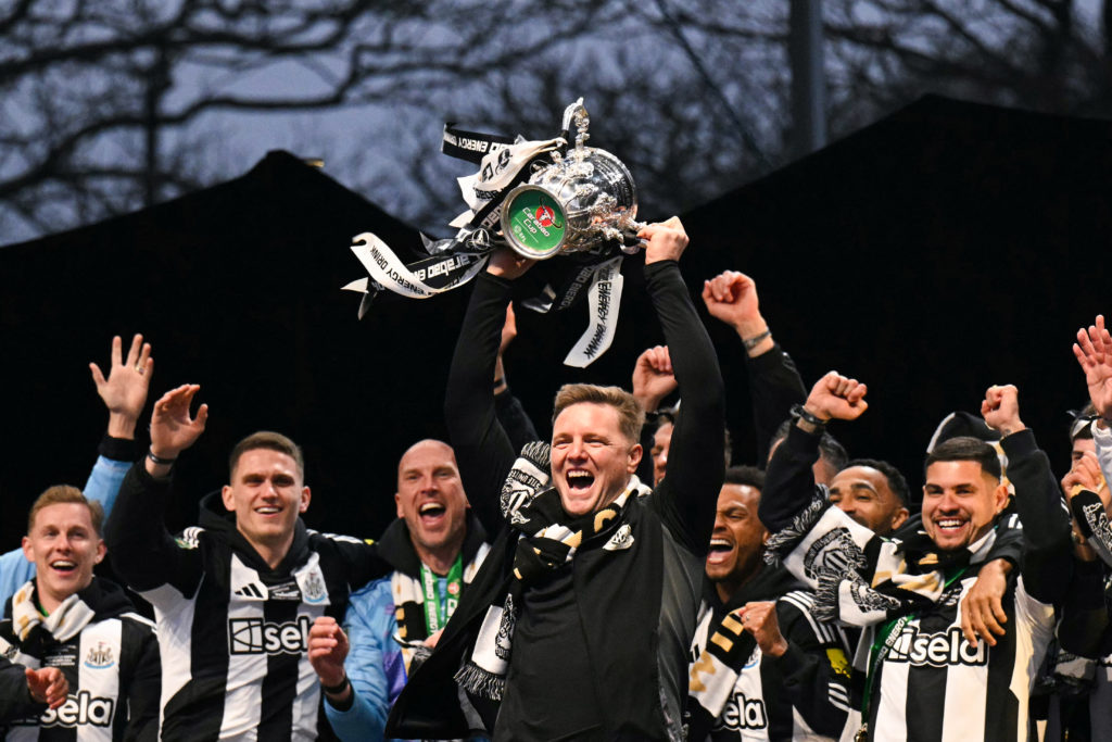 Eddie Howe lifts the Carabao Cup trophy with his Newcastle players at a parade