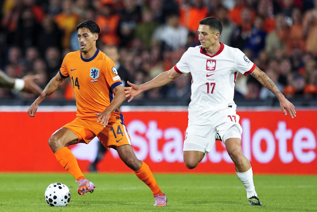 Tijjani Reijnders of Holland, Bartosz Slisz of Poland during the World Cup Qualifier match between Holland v Poland at the Stadium de Kuip