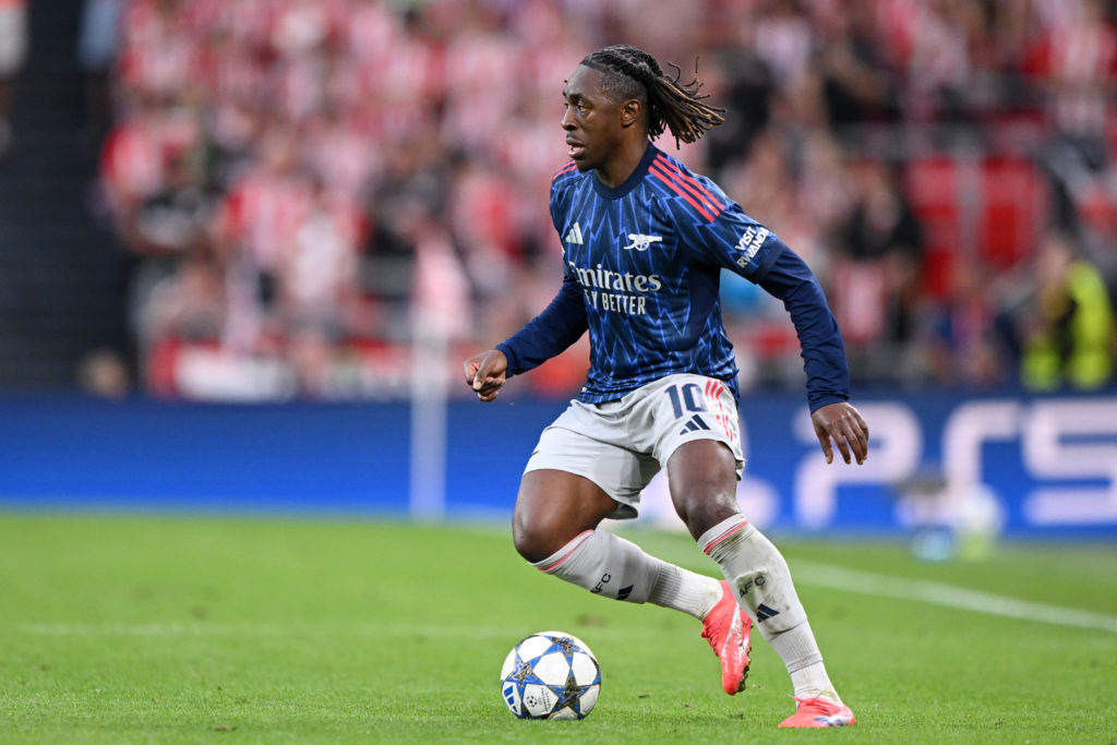 Eberechi Eze dribbles with the ball during Athletic Club vs Arsenal in the Champions League