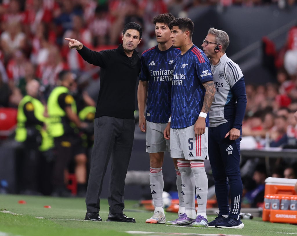 Mikel Arteta gives instructions to Piero Hincapie and Christian Norgaard during Arsenal v Athletic Club
