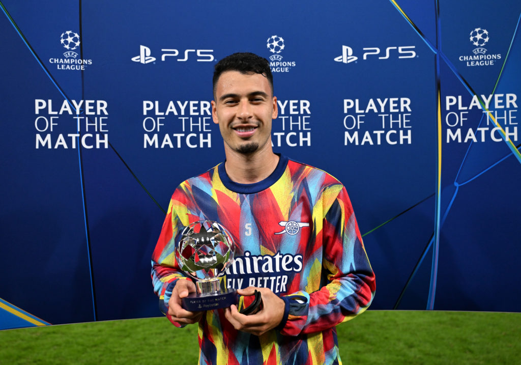 Gabriel Martinelli poses for a photo with the player of the match award after Athletic Club vs Arsenal in the Champions League