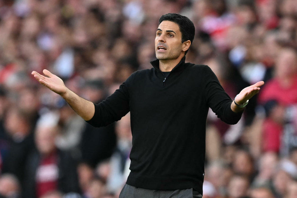 Mikel Arteta gestures during Arsenal vs Manchester City