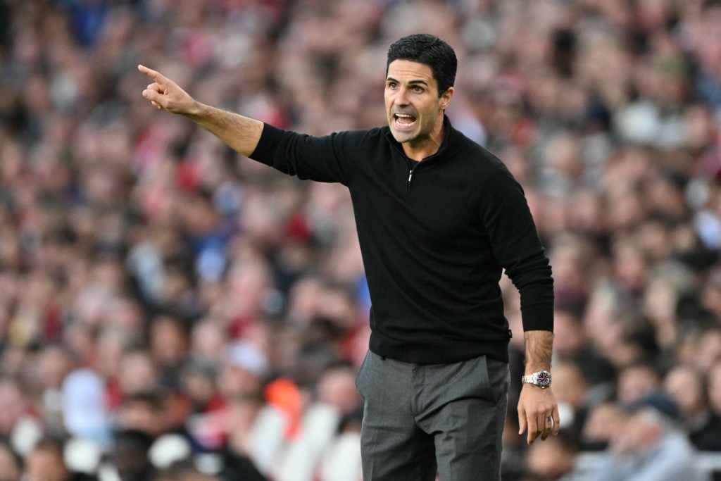 Mikel Arteta gestures during Arsenal vs Manchester City