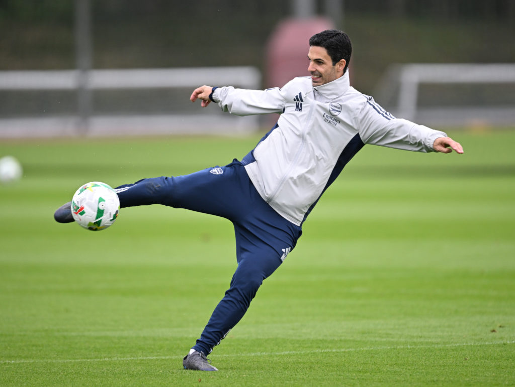 Mikel Arteta kick the ball during an Arsenal training session