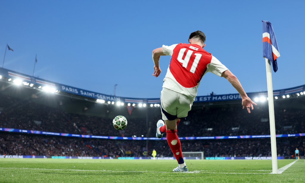 Declan Rice takes a corner in PSG vs Arsenal