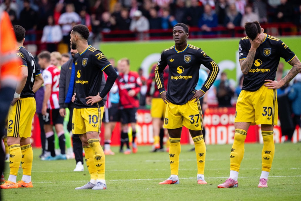 Kobbie Mainoo looks dejected alongside his team-mates after Manchester United's defeat against Brentford
