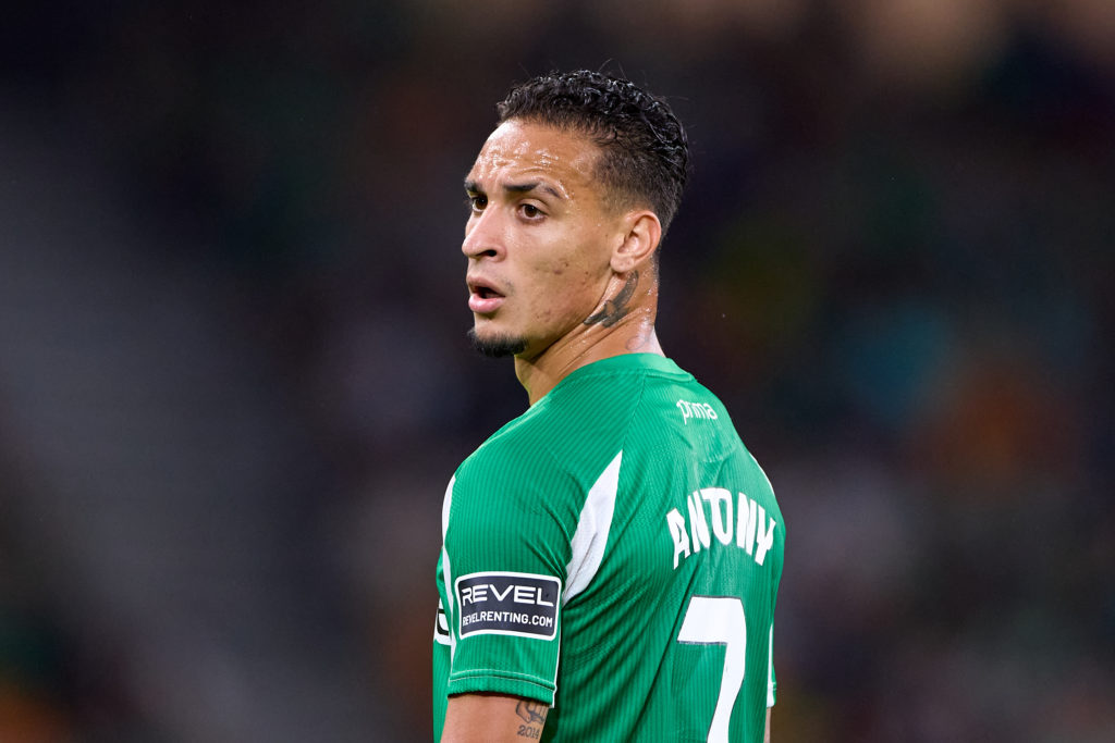 Antony looks on during Real Betis vs Osasuna