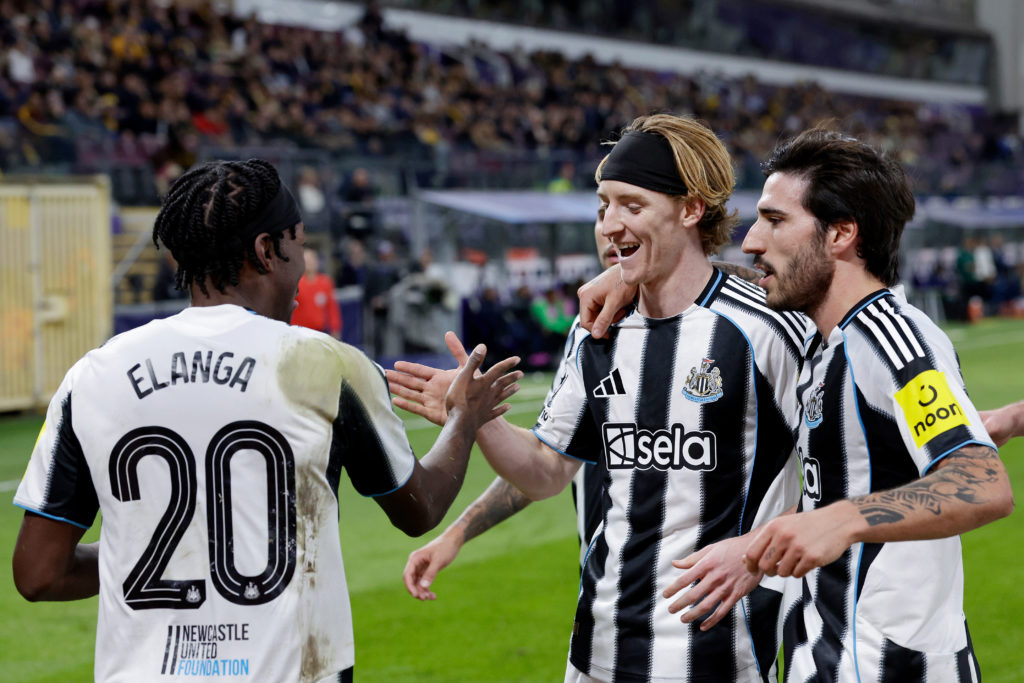 Anthony Gordon of Newcastle celebrates 0-2 with Anthony Elanga of Newcastle, Bruno Guimaraes of Newcastle, Sandro Tonali of Newcastle