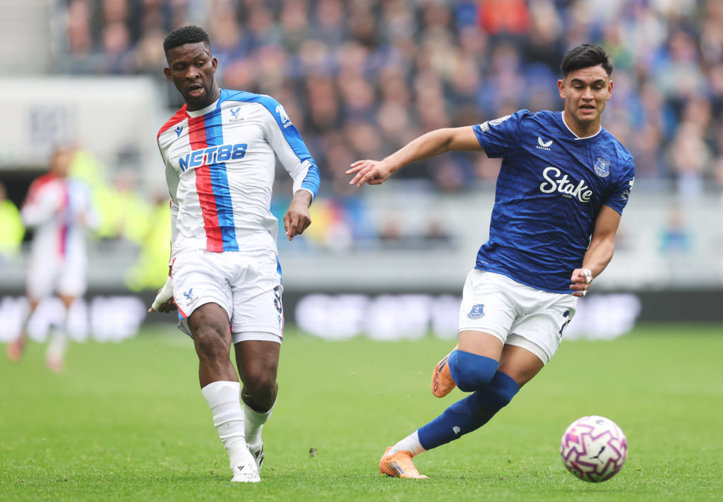 Carlos Alcaraz dribbles with the ball for Everton vs Crystal Palace in the Premier League