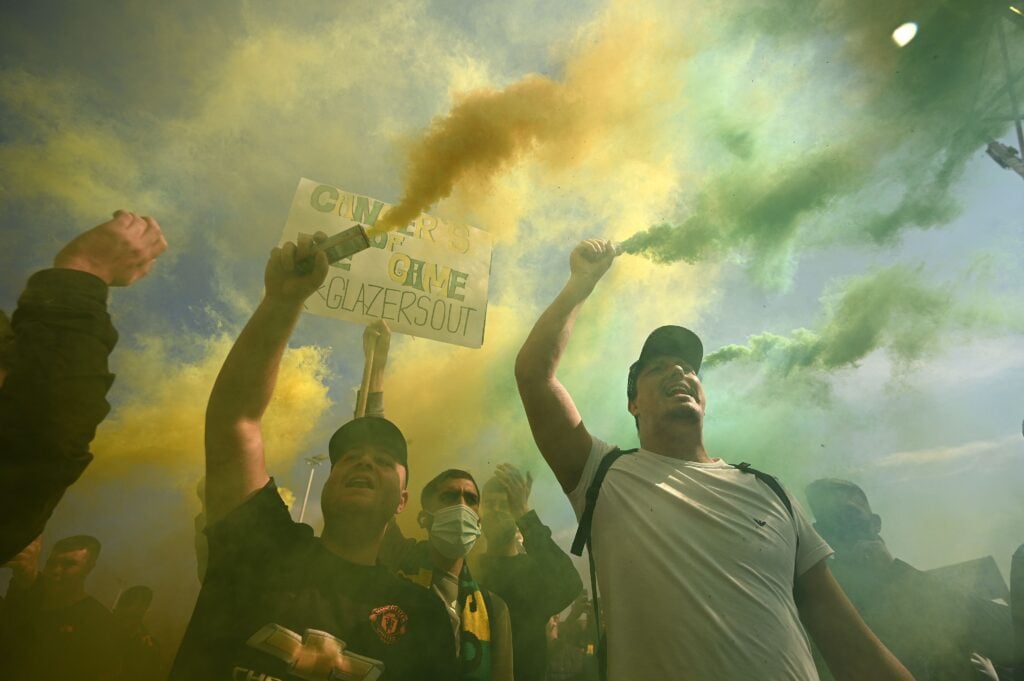 Manchester United fans protest European Super League