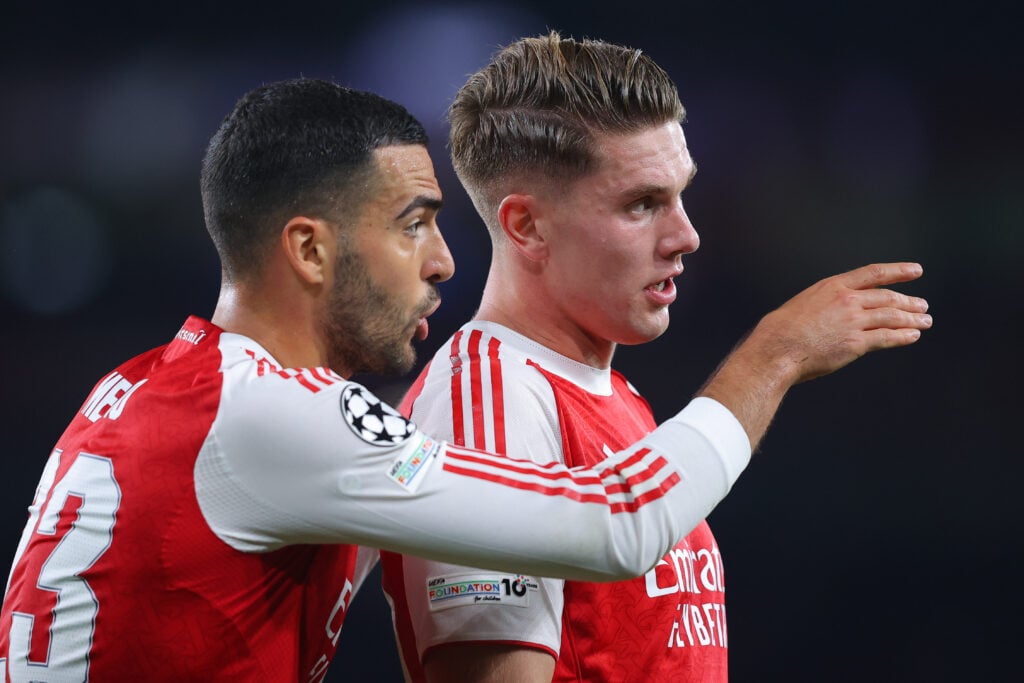 Mikel Merino gestures to Viktor Gyokeres during an Arsenal match