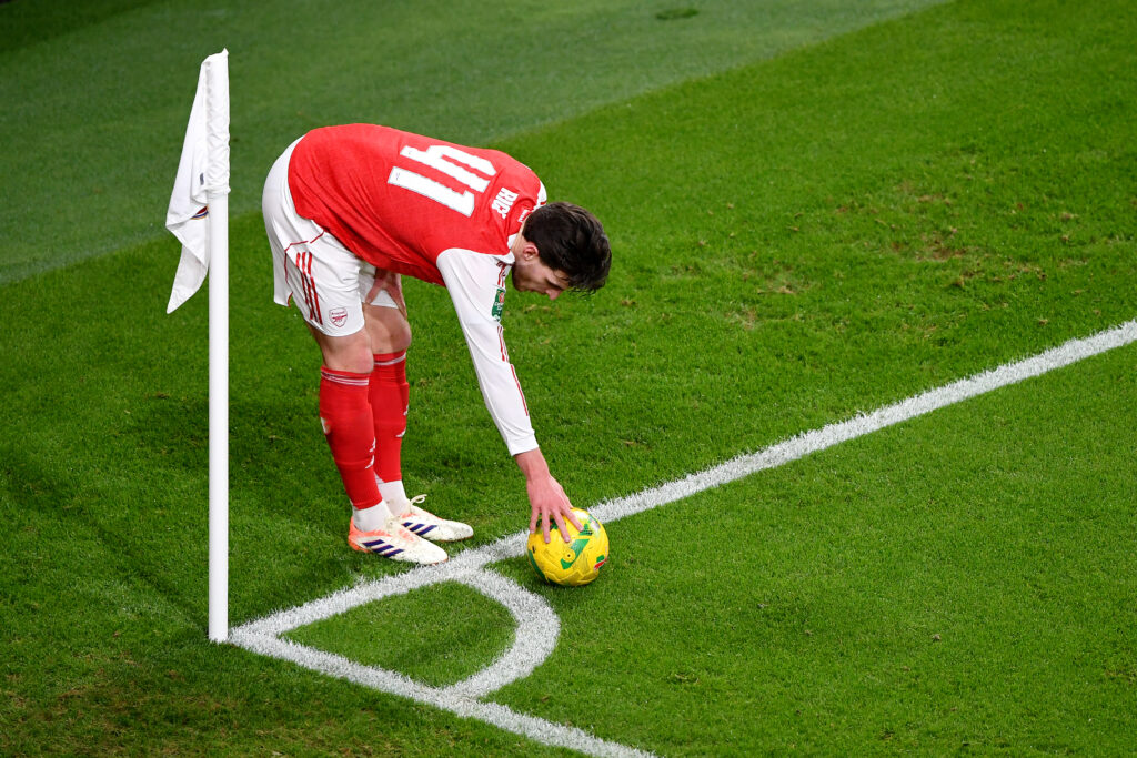 Declan Rice readies a corner during Arsenal vs Brighton